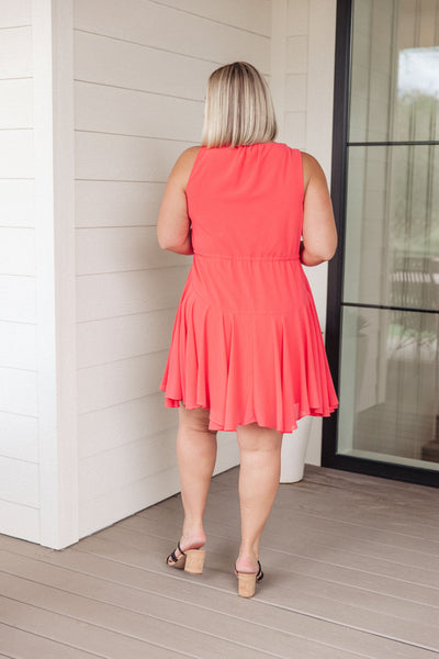 Vestido con cuello en V que vale la pena esperar