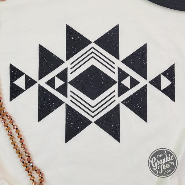 Camiseta de manga corta con estampado de colcha negra y color natural jaspeado