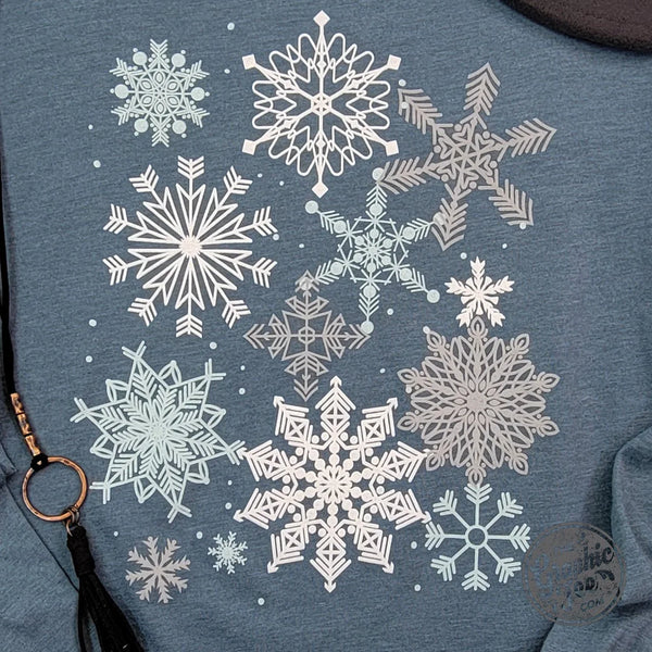 Camiseta gráfica de manga larga con copos de nieve de Kara