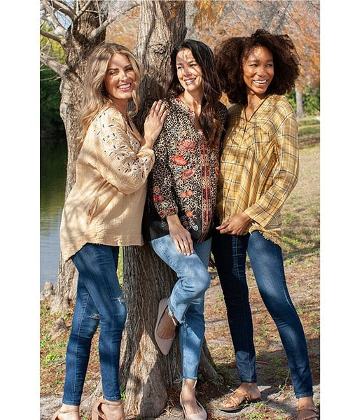 75813 Joan Túnica boho chic con bordado floral de inspiración vintage, manga larga, escote en V dividido, dobladillo alto y bajo sin rematar, de Caite & Kyla