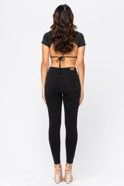 82168 Juliana Vaqueros pitillo negros de talle medio con parche de leopardo Judy Blue