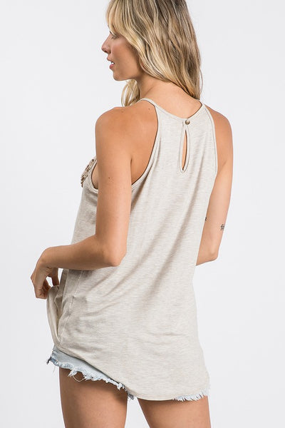 9127 June Camiseta sin mangas con detalle de encaje de croché