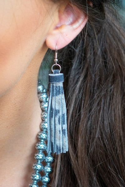 0424 Aretes con borlas de leopardo gris Lisa