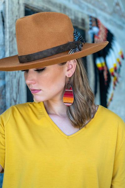 014201 Aretes en forma de lágrima de sarape rojo Olivia con detalle de moneda