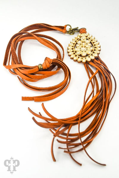 PP-1WBN337WCI Lágrima perlada de Santa Fe con cristales Candy Ivory en palanca de cuero color canela