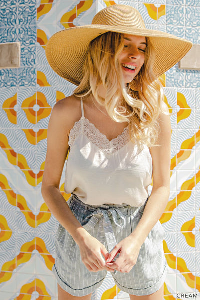 5018 Joycelyn Top de tirantes con cuello en V y encaje satinado