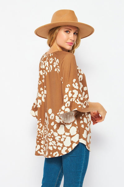 Top Gail con estampado animal y mangas con volantes y cordón