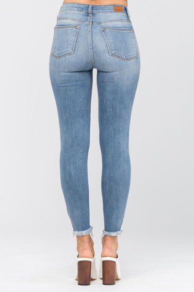82150 Kennedy Judy Blue Jeans ajustados con dobladillo deshilachado de 27"