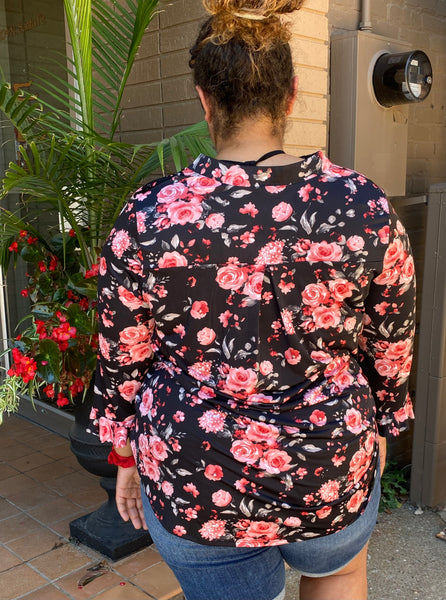 GABBYRF-8839 Top floral negro y coral Gabby - ¡Solo talla grande!