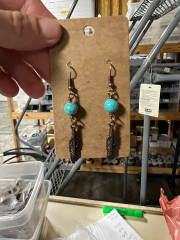 Pendientes de bolas de color turquesa con colgante de plumas de cobre