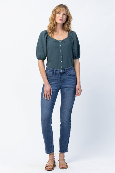 Vaqueros azules Judy trenzados de ajuste relajado, sin desgaste, de talle medio y de Carah