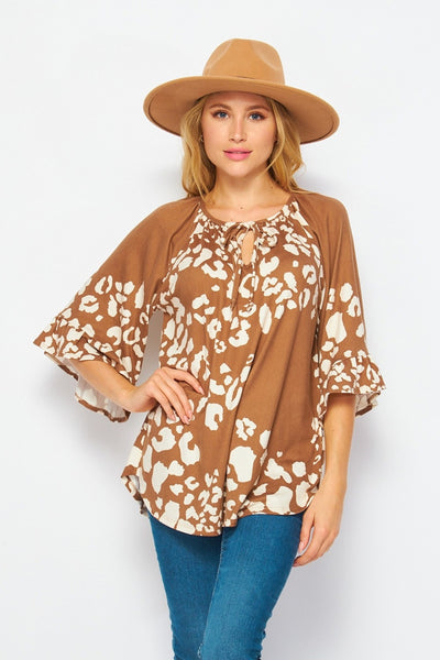 Top Gail con estampado animal y mangas con volantes y cordón