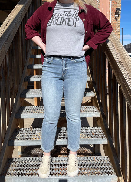 82335 Vaqueros Boyfriend Judy Blue con lavado claro Calais y sin desgaste