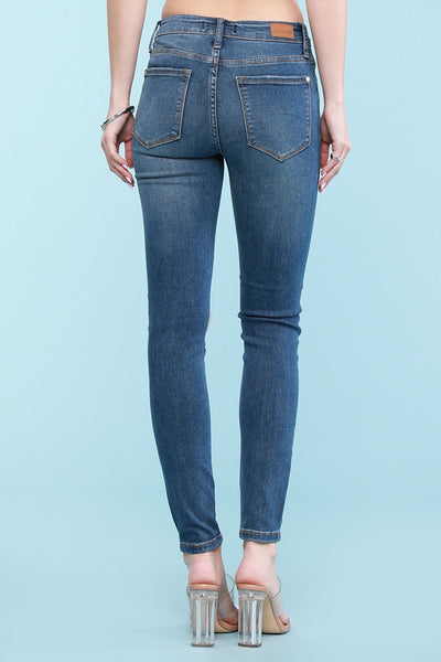 8829 Chelle Pantalones pitillo azules Judy destruidos de talle medio