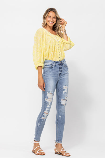 82293 Kady Vaqueros ajustados en color azul Judy, de talle alto, con lejía y salpicaduras