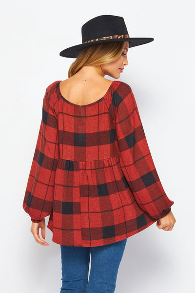 Top rojo con mangas abullonadas y cuadros de Monica