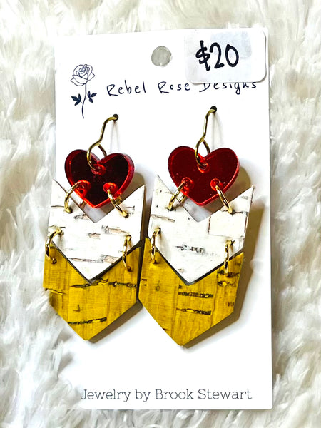 Pendientes KC con forma de corazón pequeño en forma de chevrón - Blanco
