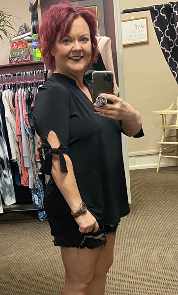 Top negro con mangas anudadas a los lados Gabby