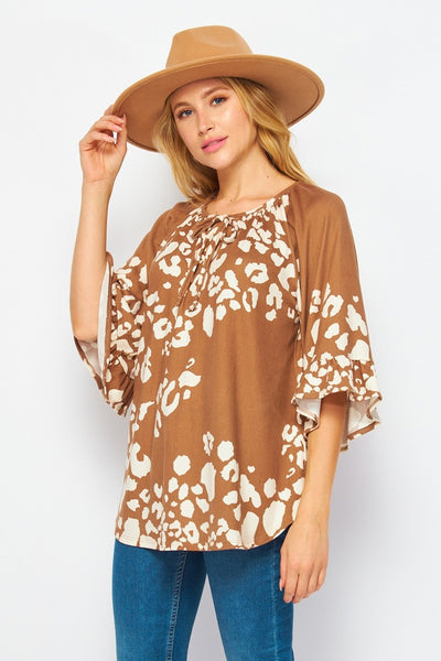 Top Gail con estampado animal y mangas con volantes y cordón