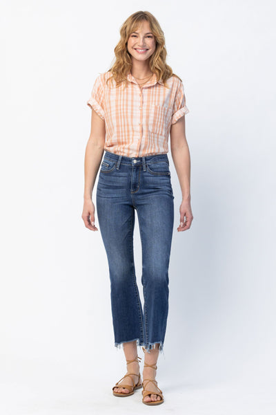 Vaqueros Jacey de tiro medio con dobladillo desgastado y corte tipo bota en color azul Judy