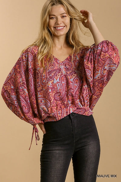 Top con cuello en V y estampado de cachemira Lynn con espalda fruncida - ¡Reg & Plus!