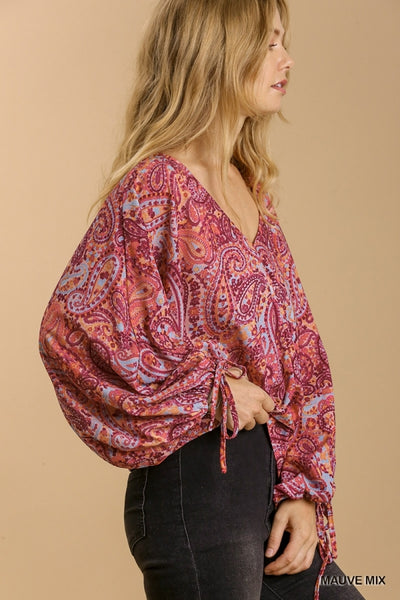 Top con cuello en V y estampado de cachemira Lynn con espalda fruncida - ¡Reg & Plus!