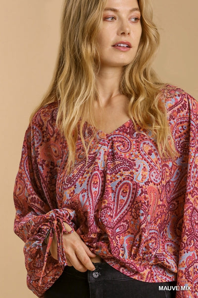 Top con cuello en V y estampado de cachemira Lynn con espalda fruncida - ¡Reg & Plus!