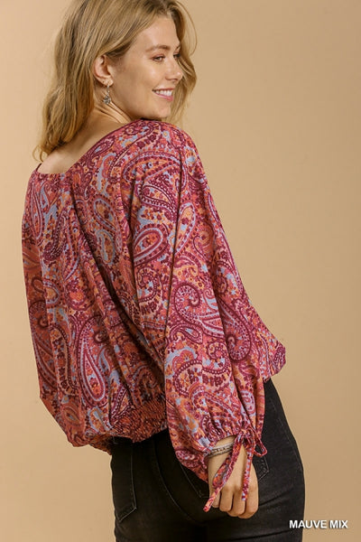 Top con cuello en V y estampado de cachemira Lynn con espalda fruncida - ¡Reg & Plus!