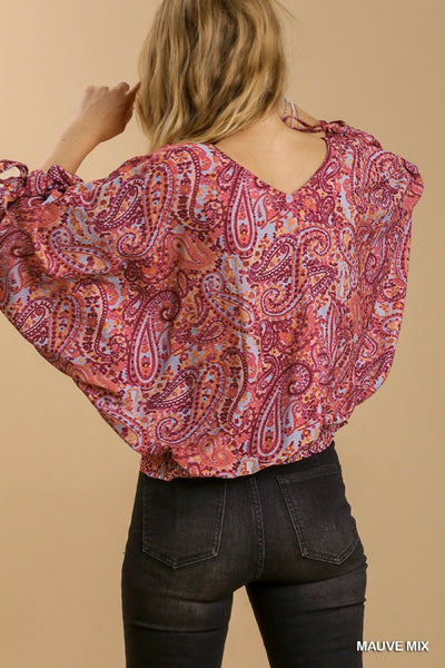 Top con cuello en V y estampado de cachemira Lynn con espalda fruncida - ¡Reg & Plus!