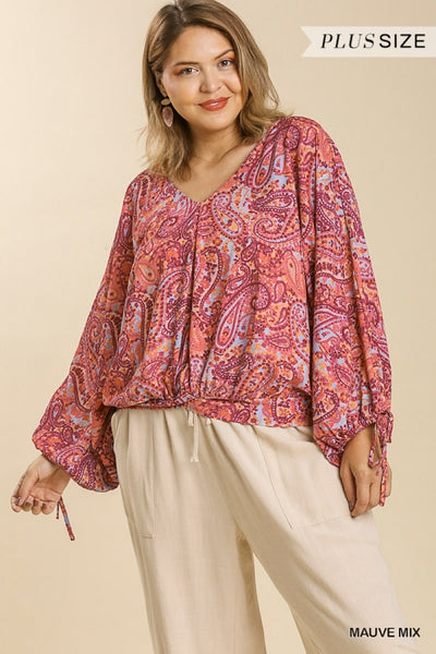 Top con cuello en V y estampado de cachemira Lynn con espalda fruncida - ¡Reg & Plus!