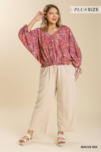 Top con cuello en V y estampado de cachemira Lynn con espalda fruncida - ¡Reg & Plus!