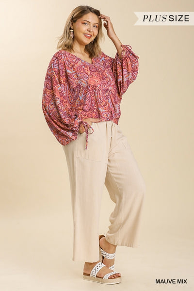 Top con cuello en V y estampado de cachemira Lynn con espalda fruncida - ¡Reg & Plus!