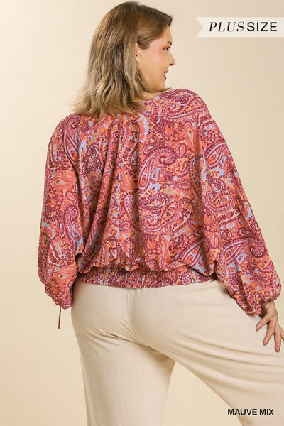 Top con cuello en V y estampado de cachemira Lynn con espalda fruncida - ¡Reg & Plus!