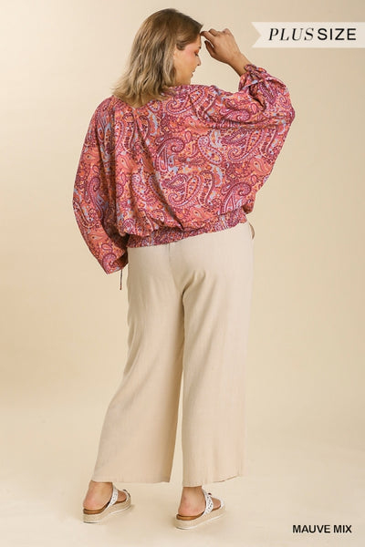 Top con cuello en V y estampado de cachemira Lynn con espalda fruncida - ¡Reg & Plus!