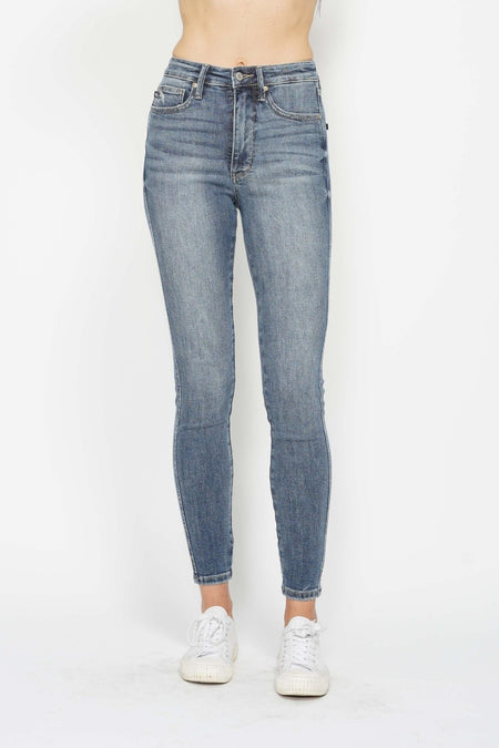 82150 Kennedy Judy Blue Jeans ajustados con dobladillo deshilachado de 27"