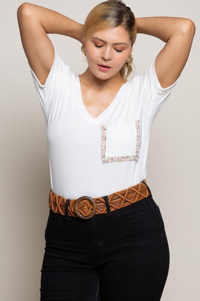 8081 Camiseta Diana con cuello en V y detalle de bolsillo con pestañas en contraste