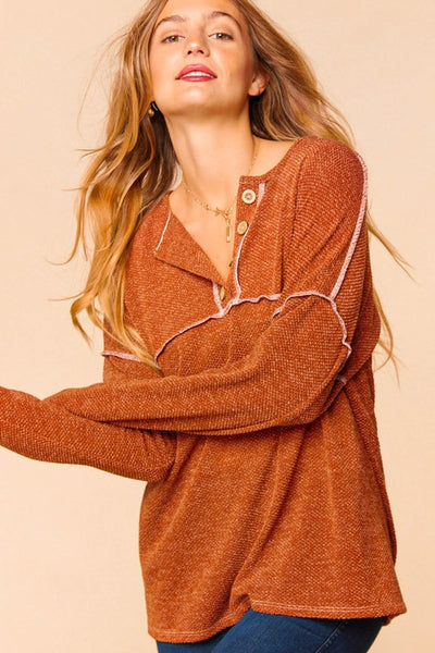 Top estilo suéter con cuello henley de punto texturizado Britt