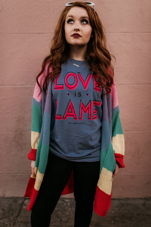 4569 Camiseta gráfica 'Love is Lame' de Kathryn