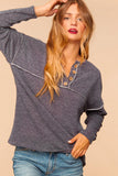 Top estilo suéter con cuello henley de punto texturizado Britt