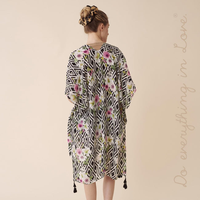 7305653 Kimono de mujer ligero con estampado floral geométrico y borlas de la marca Do everything in Love