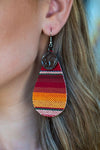 014201 Aretes en forma de lágrima de sarape rojo Olivia con detalle de moneda