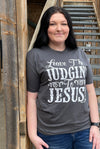 Linda deja el juicio a Jesús Camiseta gráfica